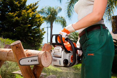 STIHL - Recomendada para atividades de corte de lenha, poda, serviços leves  e uso ocasional em pequenas propriedades, a motosserra STIHL MS 170 possui  elementos que facilitam a operação, além do desenho