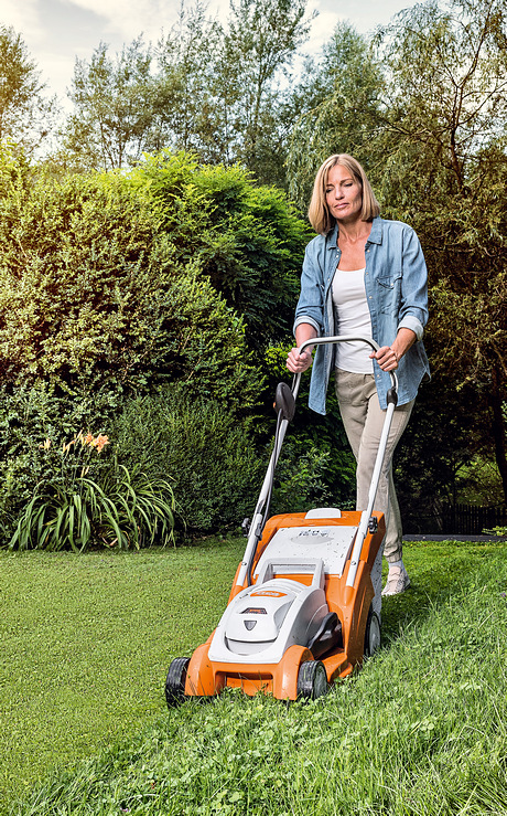 Battery for cordless online lawn mower