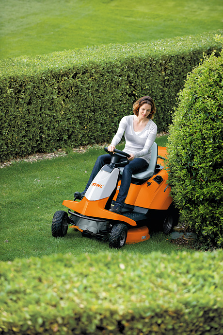 RT 4082 Manoeuvrable ride on mower for gardens with trees