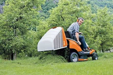 RT 4082 Manoeuvrable ride on mower for gardens with trees