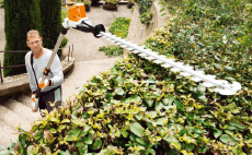 Cordless extended length hedge trimmers 