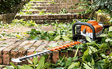 Hedge trimmers and long-reach hedge trimmers