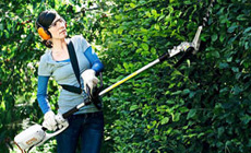 Electric long-reach hedge trimmer